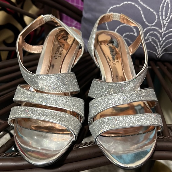 Mootsies Tootsies sz 7.5 silver sandals clear heel special occasion Holiday - Picture 1 of 8
